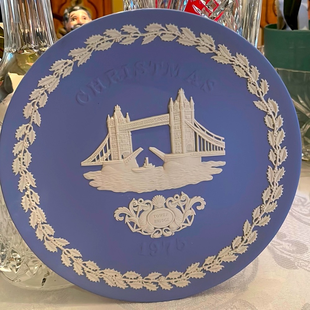 Jasper blue 1975 Christmas plate